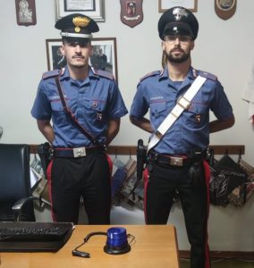 In auto con finto lampeggiante della Polizia posta video su social.  Carabinieri denunciano un 21enne