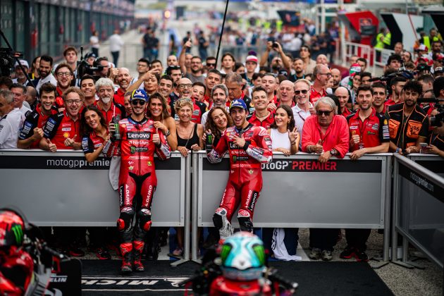 Ducati festeggia al parco chiuso.