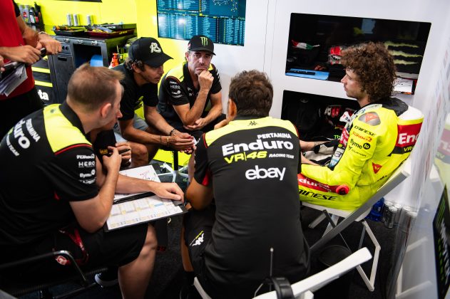 Marco Bezzecchi al box con Valentino Rossi.( Foto